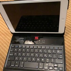 iPad Mini with Bluetooth Keyboard Case included. Excellent condition!!